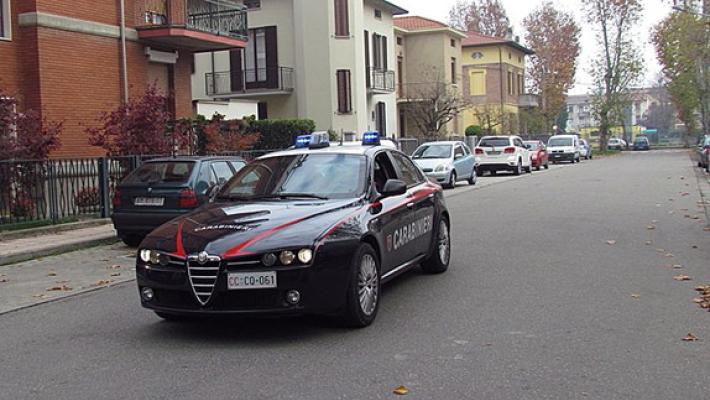 Un 18enne e un 16enne in giro con coltello e martello: denunciati. E al parco spunta la droga