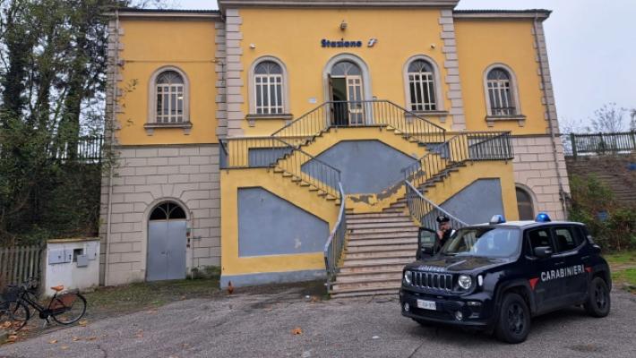 Capotreno tenta di sedare una lite: aggredito