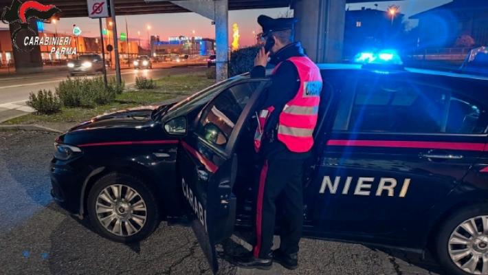 Ubriaco ruba un'auto nella notte