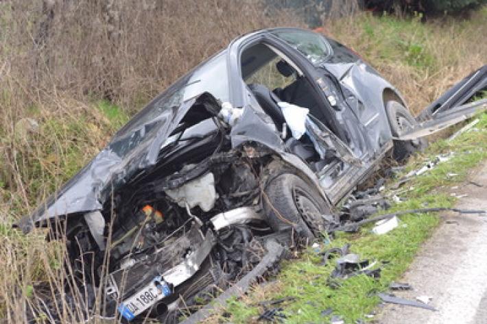 Schianto fra tre auto a Mamiano: una vola nel fosso, gravi due donne