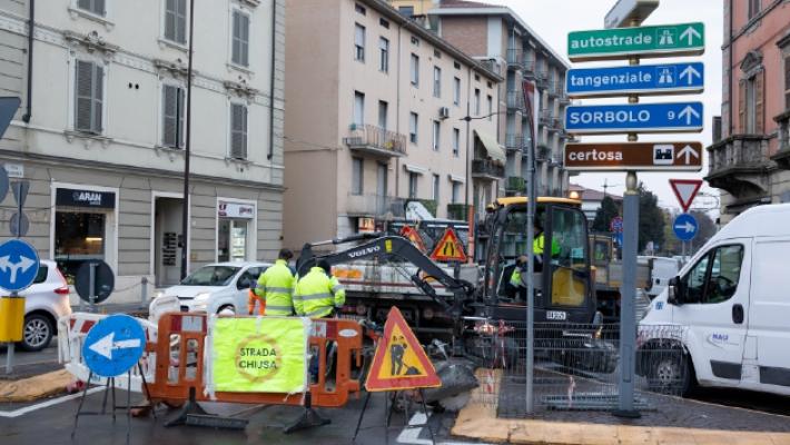 Si rompe un tubo dell'acqua, traffico in tilt in Strada Elevata