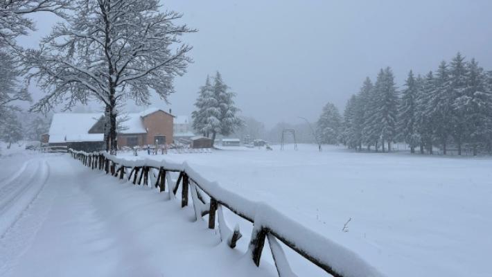 In montagna continua a nevicare ma i blackout sono finiti