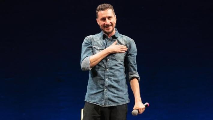 Luca Bizzarri, in arrivo al Regio, racconta l'ondata di affetto dopo la morte del cane Smog