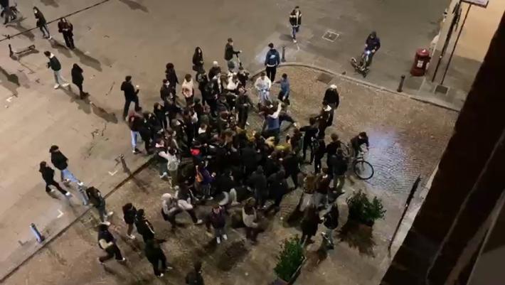 Parlano gli agenti: &laquo;Cori di offese e lancio di oggetti&raquo;