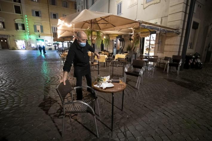 I ristoratori: &laquo;Cos&igrave; rischiamo di non farcela&raquo;