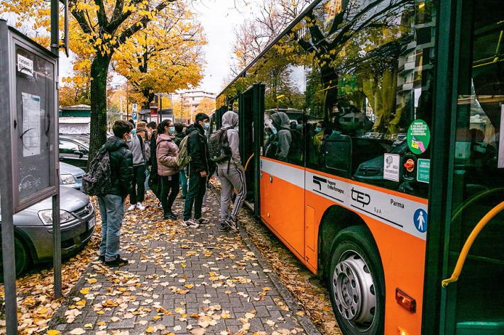 Raddoppiate alcune linee dei bus ma l'assembramento &egrave; alle fermate    