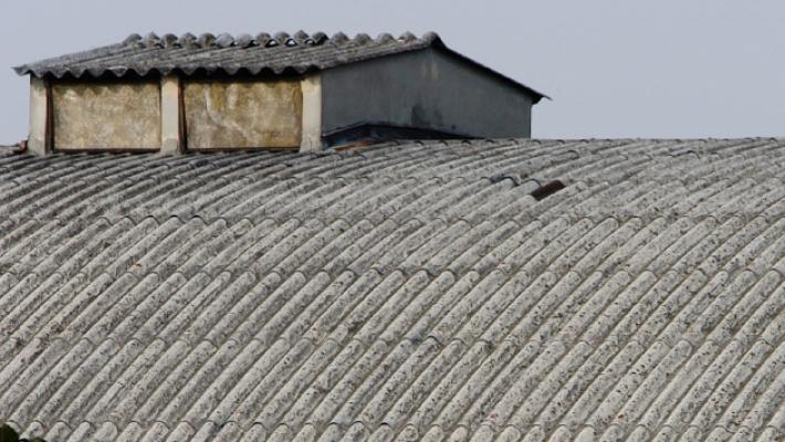 Comune, al via le verifiche su 1.000 tetti in amianto