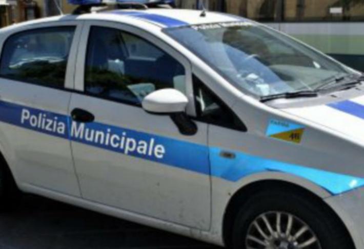 La merce acquistata non gli piace:  entra nel negozio con una mazza da baseball 