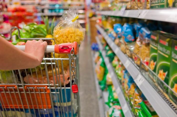 Supermarket tedesco aumenta prezzi per mostrare costi ambientali