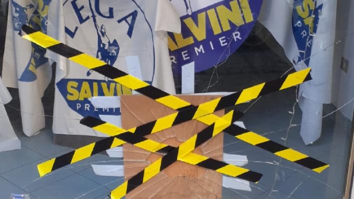 Salso, presa a sassate la vetrina della sede della Lega