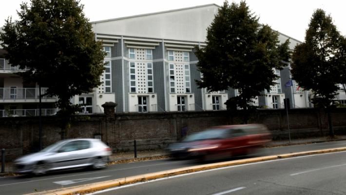 Razzia notturna dei ladri all'istituto Bodoni