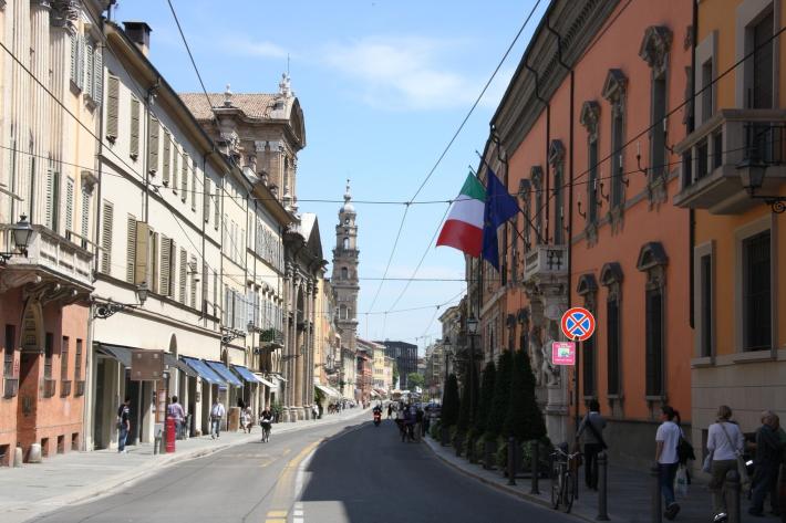 Strada Repubblica, scontro fra un'auto e uno scooter, un ferito al pronto soccorso