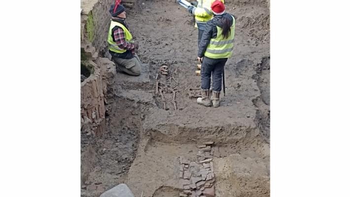 Scavi all'ex convento: spuntano tombe e scheletri