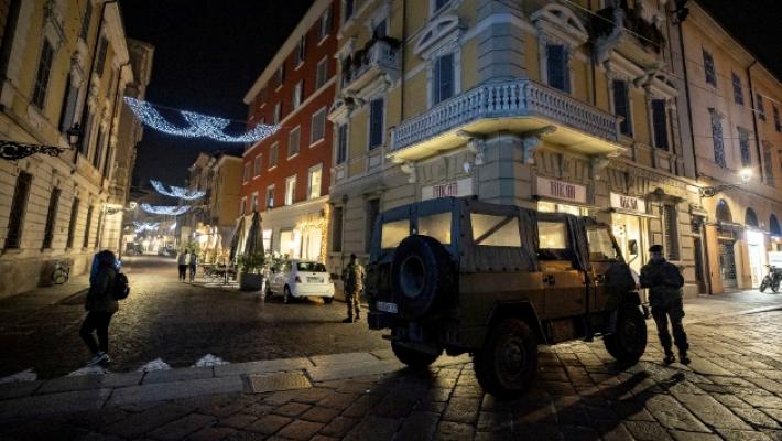 Via Pisacane, armato di coltello semina il panico in un bar
