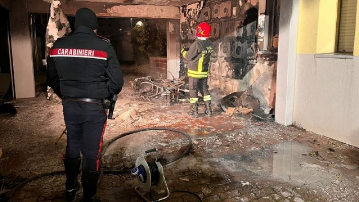 Scooter in fiamme e danni al palazzo: una notte di paura in via Nenni