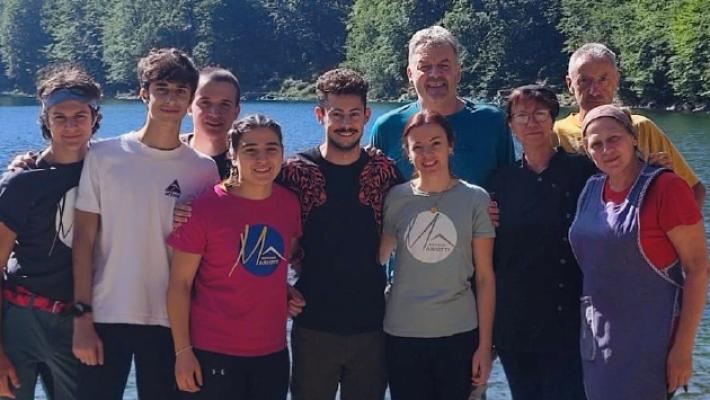Rifugio Mariotti, l'abbraccio a Marcello e al suo staff