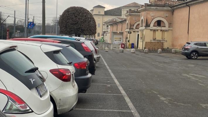 Buttata a terra e trascinata da uno scippatore