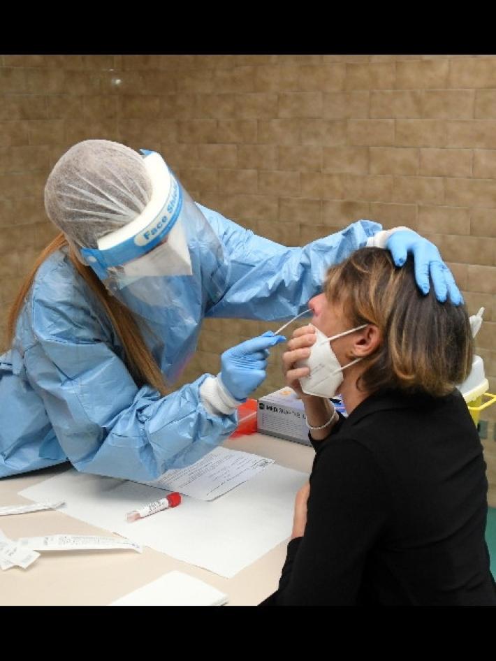 Nelle ultime 24 ore 122 nuovi positivi a Parma e un paziente in pi&ugrave; in terapia intensiva (11 in totale)