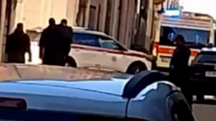 Fidenza, si spoglia e si ferisce in pieno centro