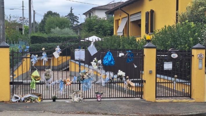Il pap&agrave; iscrive all'anagrafe i bimbi trovati morti in giardino: Angelo e Domenico i loro nomi