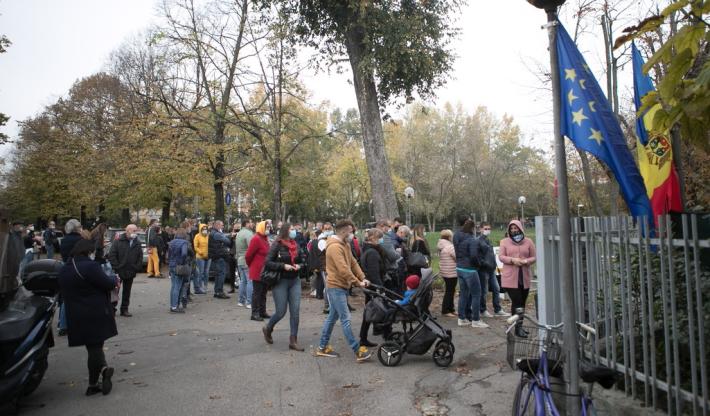 Moldavi al voto, folla in via Argonne