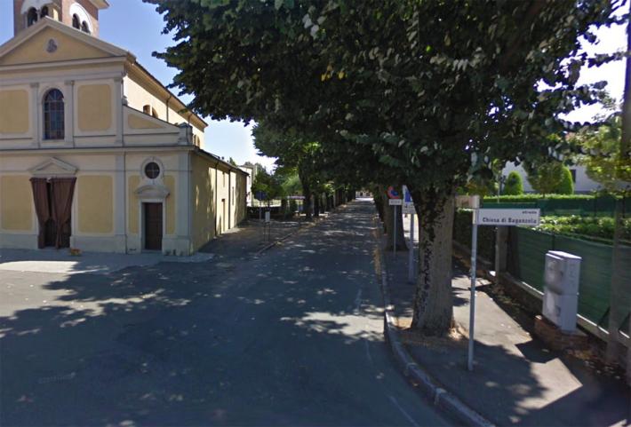 Scooterista cade in  via Santi a Baganzola