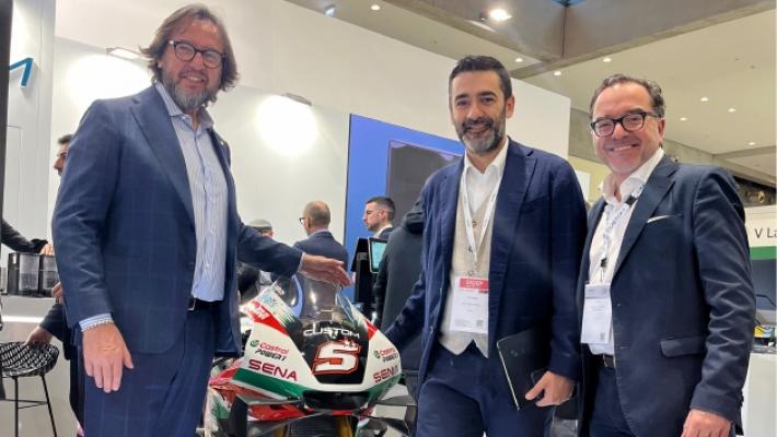 Da sinistra Carlo Stradi, presidente di Custom, Corrado Luca Bianca, coordinatore nazionale di Assoturismo, e Alessandro Mastropasqua, Head of Media & Institutional relations di Custom