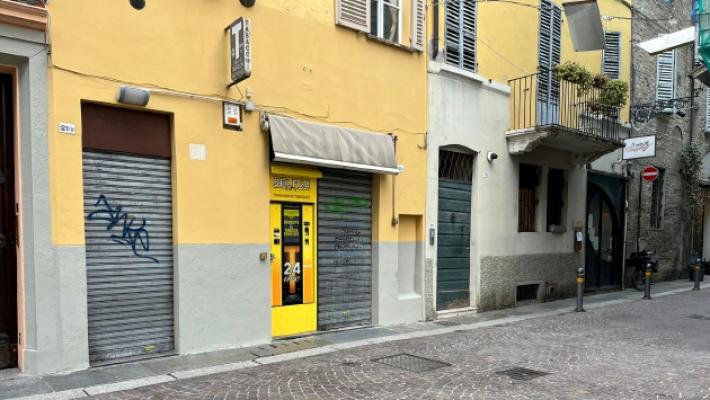 Il tabaccaio rapinato in borgo Giacomo Tommasini: &laquo;Quell'uomo mi ha detto: se non ci dai i soldi ti sparo&raquo;