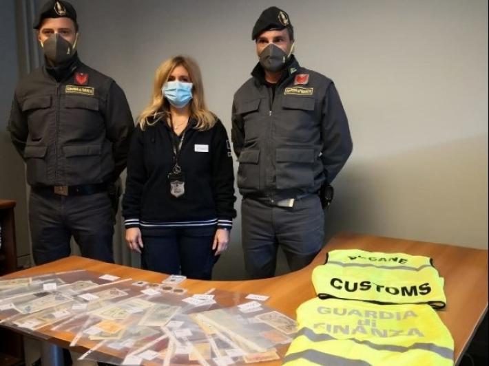 Sul treno da Zurigo con monete oro e banconote da collezione