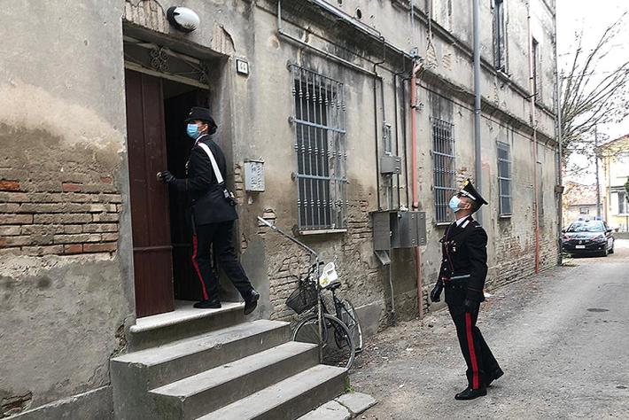 43enne residente a Sorbolo e la fidanzata picchiati, sfregiati e lei violentata: 5 arrestati, uno di loro vive a Noceto