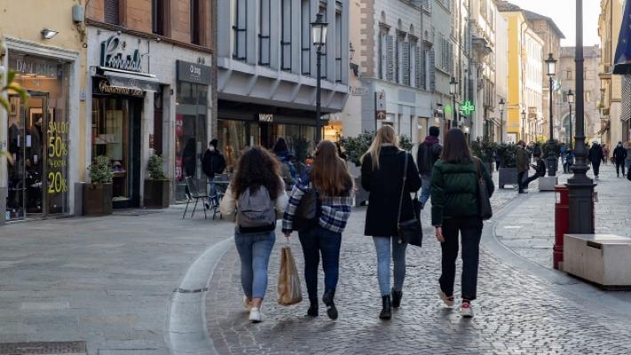 Anziano rapinato dopo il prelievo al bancomat in via Cavour