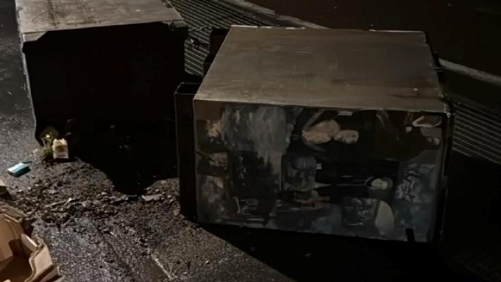 Viale Toschi, i vandali prendono di mira l'edicola e il liceo