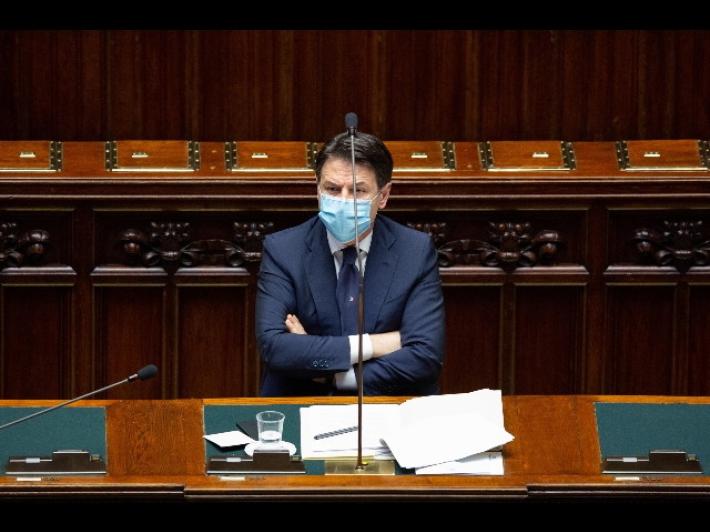 Dpcm in vigore da venerd&igrave;. Coprifuoco dalle 22 alle 5 fino al 3 dicembre. Stop agli spostamenti nelle aree con scenari 3 e 4. Bus e treni pieni a met&agrave;