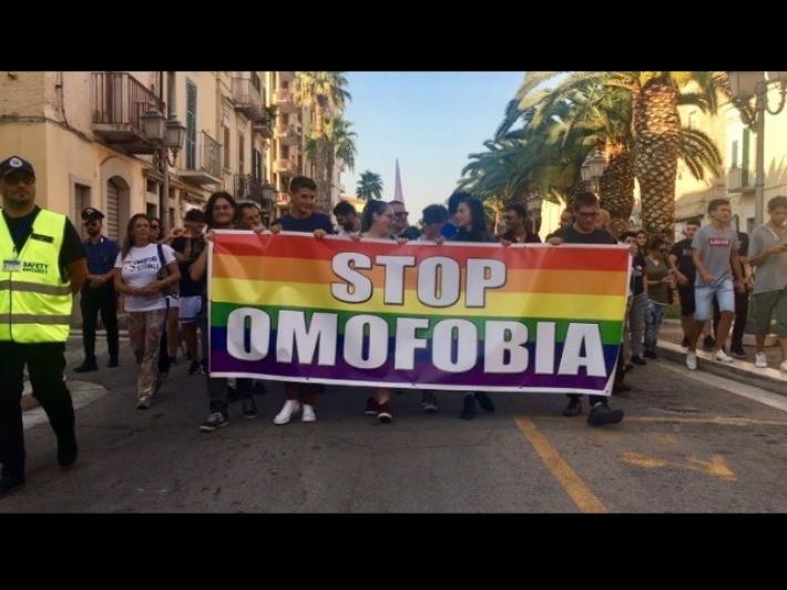 La scuola (anche elementare) dovr&agrave; tenere lezioni contro l'omofobia