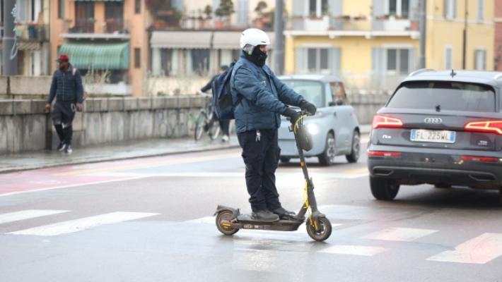 Norme stringenti, calano i monopattini e aumentano le bici