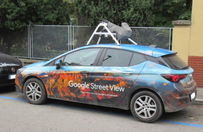 Anche la &laquo;Google car&raquo; paga la sosta nelle righe blu