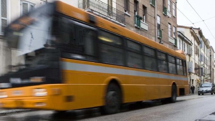 La denuncia di un padre: &laquo;Mio figlio &ldquo;portato via&rdquo; da quel bus&raquo;
