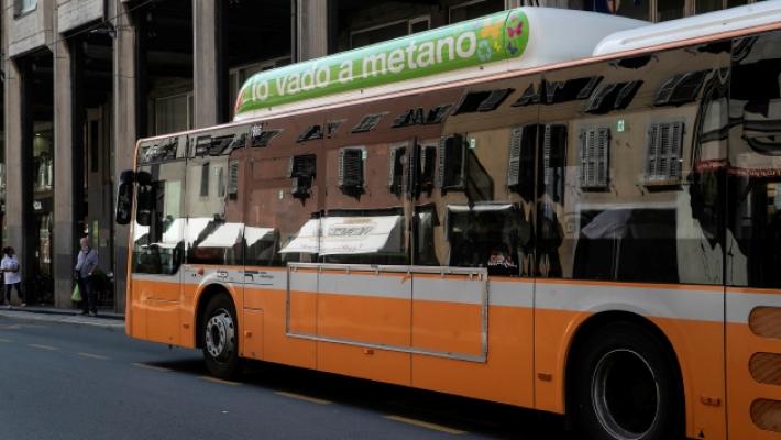 Prima le minacce, poi il pugno in volto: disabile aggredito sull'autobus