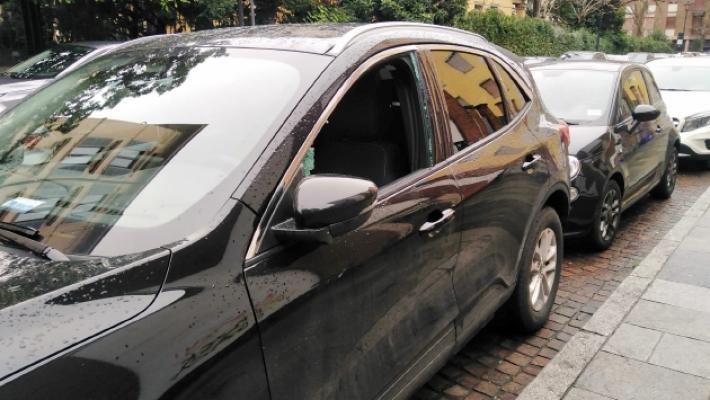 Raid vandalico in via Magnani, rotti i vetri delle auto