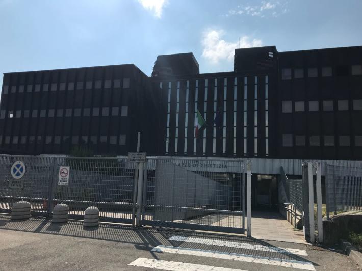 Porto abusivo di armi l'accusa mossa all'uomo dai Carabinieri della sezione radiomobile che&nbsp;hanno sequestrato il coltello.