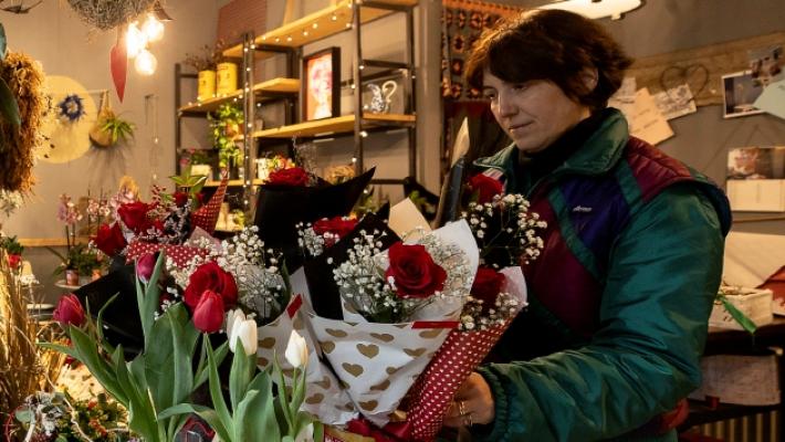 Rose rosse per te, &laquo;San Valentino? Tra fiori e calici di vino&raquo;