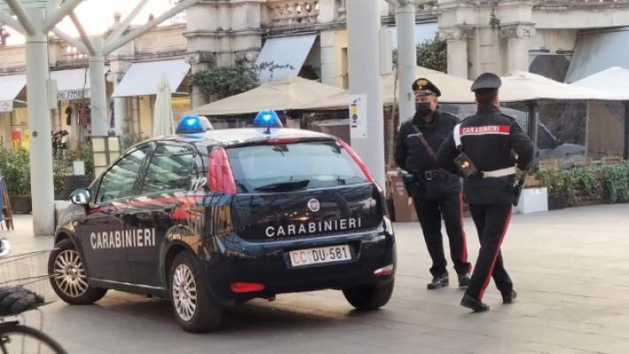 Scoperti a rubare, tentano di accoltellare il vigilante