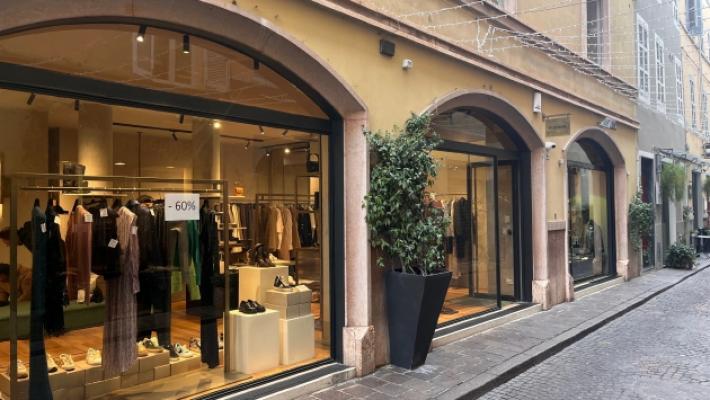 Spaccata in un negozio di borgo XX Marzo