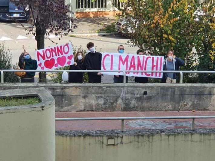 Covid: striscione nipoti per salutare nonno ricoverato: "Nonno ci manchi"