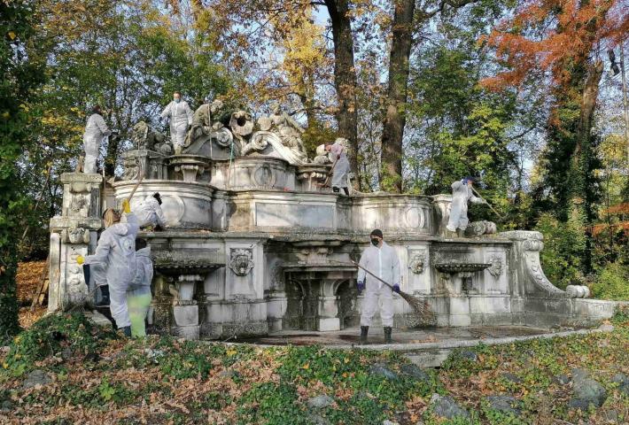 La fontana del Trianon ripulita dai subacquei