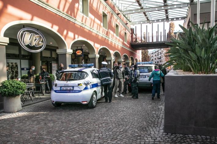 La polizia locale fa chiudere i negozi della Galleria