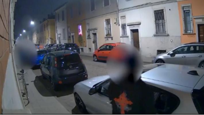 Smontano le auto mentre le telecamere li riprendono