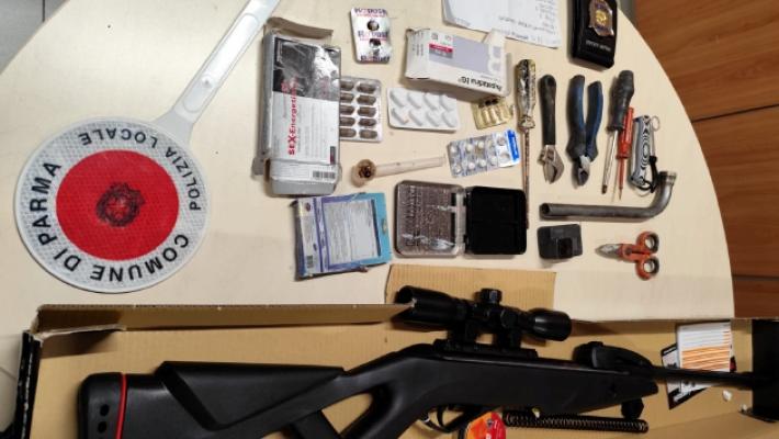 In auto con targhe false e arnesi da scasso