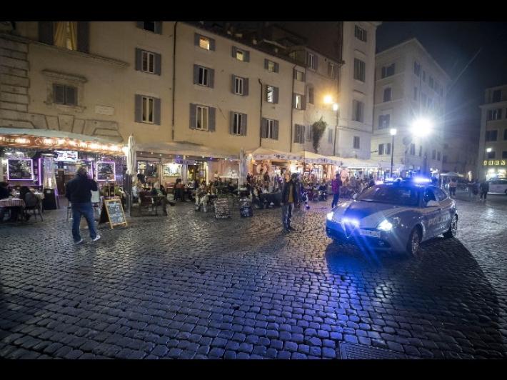 La Regione Emilia Romagna far&agrave; un'ordinanza anti assembramento ma potrebbe diventare zona arancione con Campania, Friuli e Veneto