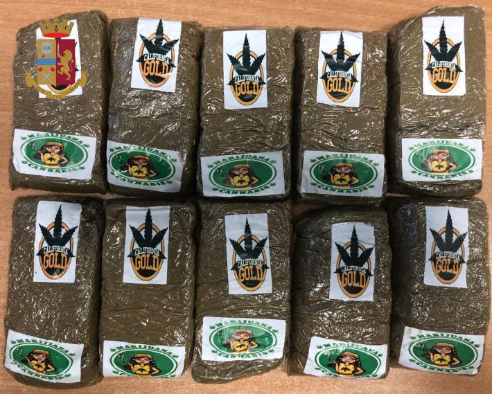 In treno con un chilo di marijuana: spacciatrice in carcere. In manette anche il ladro seriale dei supermercati